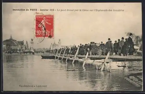 AK Paris, Le pont dressé par le Génie sur l`Esplanade des Invalides lors de l`inondation de 1910