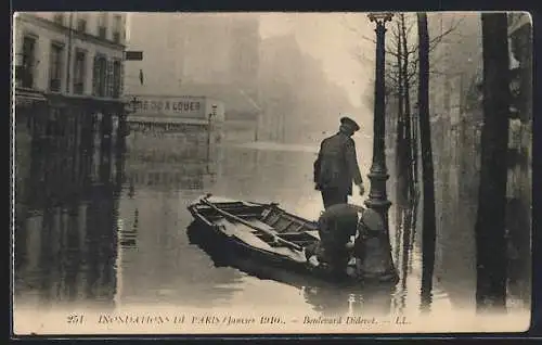 AK Paris, Inondations de janvier 1910, Boulevard Diderot avec barque et lampadaire
