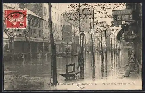 AK Paris, Inondations de 1910, Rue de la Convention avec rues inondées et passants