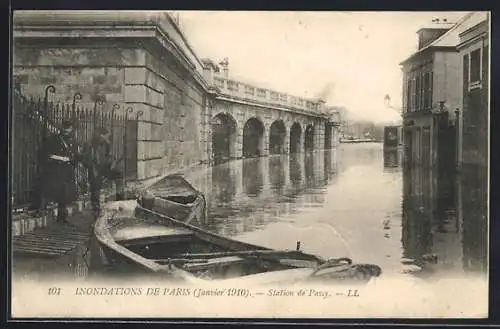 AK Paris, Inondations de 1910, Station de Passy avec barque