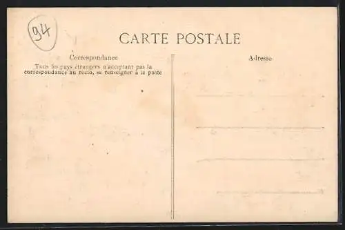 AK Maisons-Alfort, Inondations du 29 janvier 1910, La Grande Rue avec barques et foule