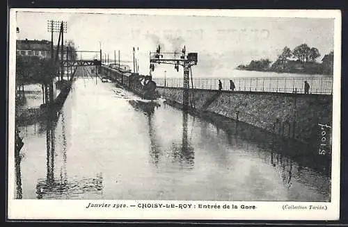 AK Choisy-le-Roy, Entrée de la Gare inondée en janvier 1910