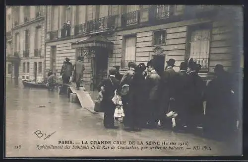 AK Paris, Ravitaillement des habitants de la Rue de Constantine par service de bateaux (Crue de la Seine 1910)