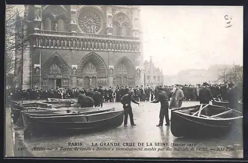 AK Paris, La Grande Crue de la Seine 1910, Arrivée sur le Parvis de canots à Notre-Dame