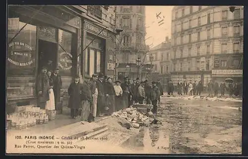 AK Paris, Inondation de 1910, rue Parrot, quartier des Quinze-Vingts avec habitants observant les dégâts