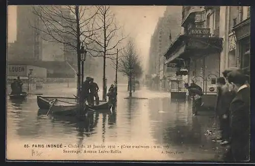 AK Paris, Inondation de 1910, Sauvetage Avenue Ledru-Rollin avec barques