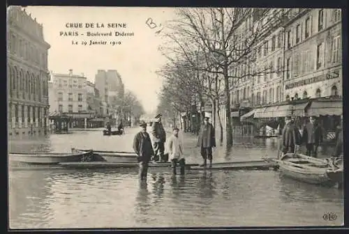 AK Paris, Crue de la Seine 1910, Boulevard Diderot inondé avec passants et barques