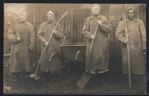 Foto-AK Strassenkehrerinnen in Mänteln mit Schippe u. Besen