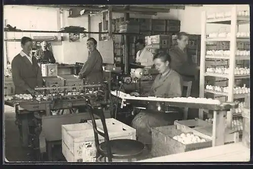 AK Arbeiterinnen bei der Verpackung von Eiern