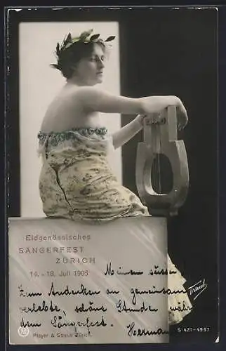 AK Zürich, Eidgenössisches Sängerfest 1905, Junge Dane mit Lorbeerkranz u. Lyra sitzend auf einem Podest