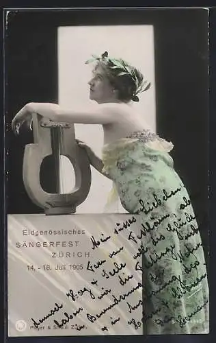 AK Zürich, Eidgenössisches Sängerfest 1905, Junge Dane mit Lorbeerkranz u. Lyra beugt sich über ein Podest