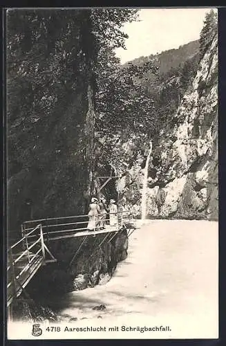 AK Grindelwald, Aareschlucht, Ausflüglerinnen am Schrägbachfall