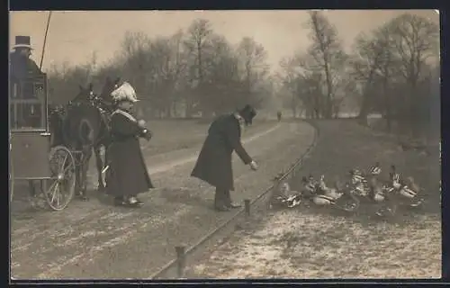Foto-AK München, Prinzregent Luitpold füttert Enten im Englischen Garten