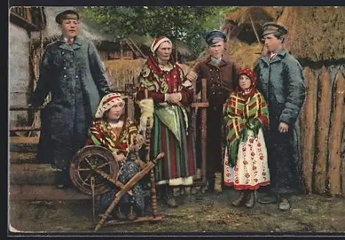 AK Polnische Familie in Trachten und Soldaten mit Spinnrad