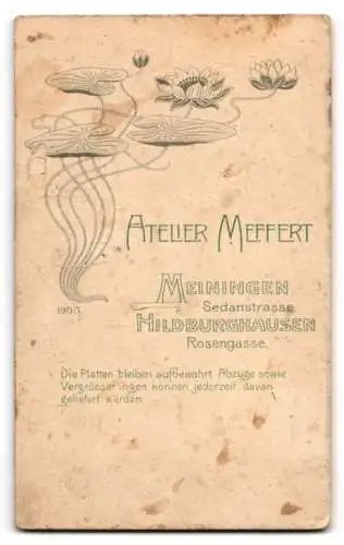 Fotografie Atelier Meffert, Meiningen, Sedanstrasse, Portrait junger Student im Anzug mit Fliege