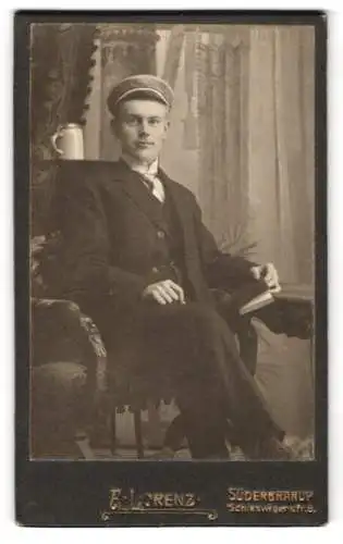Fotografie Atelier Lorenz, Süderbrarup, Schieswigerstrasse 6, Student im Sessel sitzend
