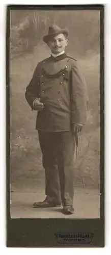 Fotografie Kunstlicht Atelier, Pforzheim, Markt 13, Jäger in Uniform mit Jagdmesser