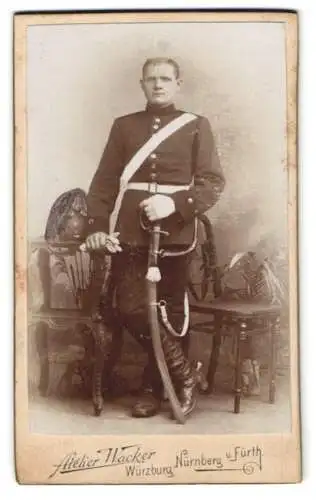 Fotografie Ateleir Wacker, Würzburg, junger Soldat in Uniform mit Pickelhaube und Säbel
