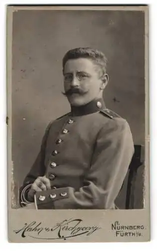 Fotografie Hahn & Kirchgeorg, Nürnberg, Soldat Georg in Uniform Rgt. 14 mit Zwickerbrille, 1903