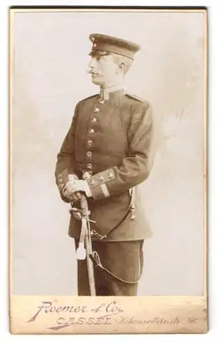 Fotografie Roemer & Co., Cassel, junger Uffz. W. Olszeski in Uniform mit Säbel, 1897