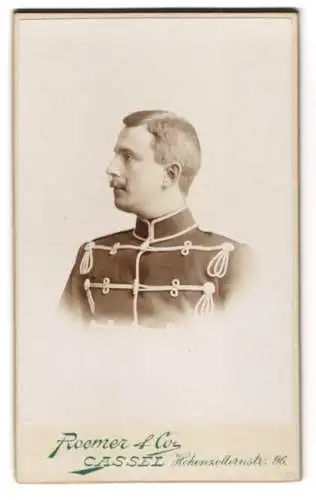Fotografie Roemer & Co., Cassel, Husar in Uniform posiert im Seitenprofil