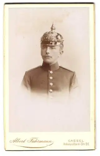 Fotografie Albert Fuhrmann, Cassel, Einjährig-Freiwilliger badischer Soldat in Uniform mit Pickelhaube