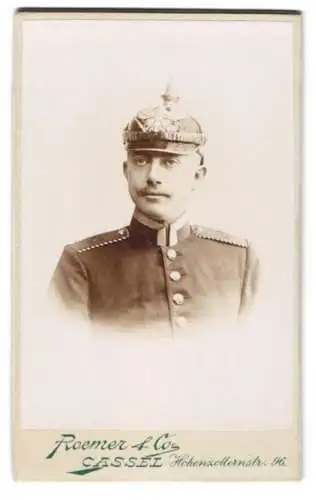 Fotografie Roemer & Co., Cassel, Einjährig-Freiwilliger Uffz. Zeppien in Gardeuniform Rgt. 83 mit Pickelhaube