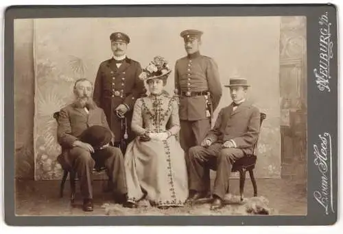 Fotografie L. van Hees, Neuburg a. D., Soldat vom Rgt. 13 und Offizier der Marine in Uniform nebst Familie
