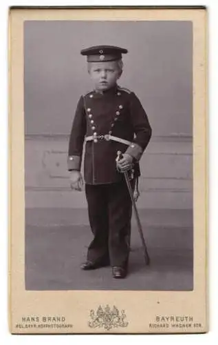 Fotografie Hans Brand, Bayreuth, junger blonder Knabe Otto Bengen als Chevauleger in Uniform mit Säbel