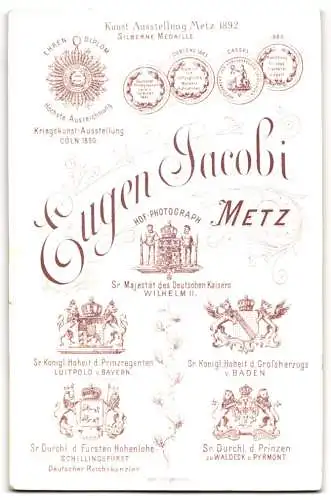 Fotografie E. Jacobi, Metz, Offizier in Uniform zu Pferde vor einer Stduikulisse