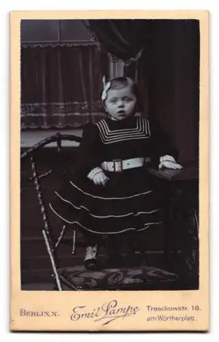 Fotografie Emil Lampe, Berlin, Treschowstr. 18, Anschrift des Fotografen mit Jugendstil Verzierung