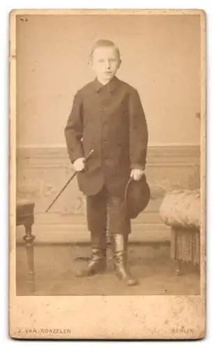 Fotografie J. van Ronzelen, Berlin, Unter den Linden 13, Heiligendarstellung zieht mit Spiegel Mann und Frau an