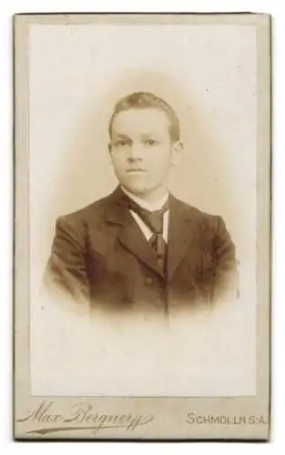 Fotografie Max Bergner, Schmölln S.A., Brandstr., Kleinkind blättert in einer Zeitung, Monogramm des Fotografen