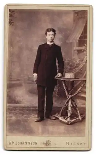 Fotografie A. H. Johannson, Niesky, Oedernitzer Str. 10, Frau schüttet Korb mit Fotos aus, Kidn mit Plattenkamera