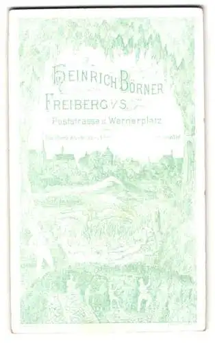 Fotografie Heinrich Börner, Freiberg i. Sa., Bergleute und Zwerge in einer Höhle mit Blick auf die Stadt