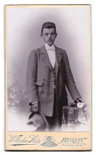 Fotografie Wilhelm Stein, Berlin, Chaussee-Str. 66, Monogramm des Fotografen neben Bienenstock