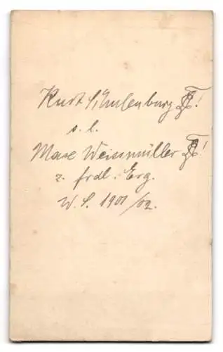 Fotografie Paul Schückert, Charlottenburg, junger Student Kurt Schulenburg im Anzug mit Couleur, 1902