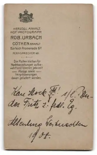 Fotografie Rob. Urbach, Cöthen / Anhalt, Student Karl Stock im Anzug samt Couleur, 1908