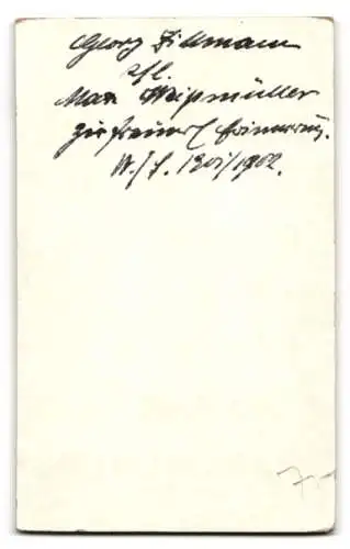 Fotografie Paul Schückert, Charlottenburg, älterer Student Georg Zittmann mit Couleur und Schirmmütze, 1902
