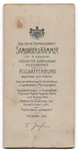 Fotografie Samhaber & Kämmer, Aschaffenburg, junges Mädchen mit ihrer Puppe schaut böse drein