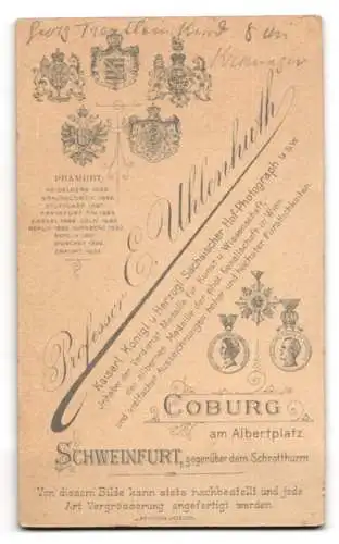 Fotografie E. Uhlenhuth, Coburg, junger Knabe Georg Trentlein im weissen Kleid mit Puppe im Arm