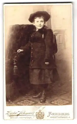 Fotografie Ludw. Schmidt, Friedberg / Hessen, niedliches Mädchen im dunklen Kleid mit Schulranzen