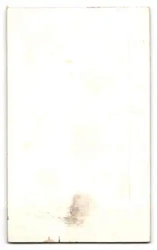 Fotografie Ludw. Schmidt, Friedberg / Hessen, junges Schulmädchen mit Ranzen im dunklen Winterkleid