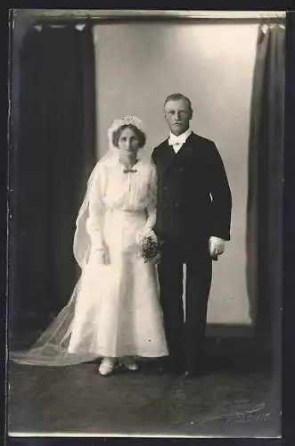 Foto-AK Frisch vermähltes Paar