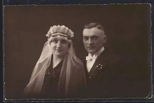 Foto-AK Braut und Bräutigam in dunkler Kleidung