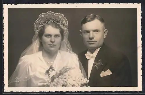 Foto-AK Frisch vermähltes Paar, Erinnerungsfoto