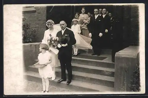 Foto-AK Hochzeitspaar vor der Kirche