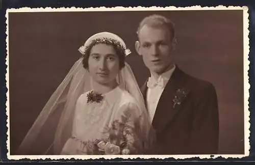 Foto-AK Hochzeitspaar, Braut mit Schleier und Blumenstrauss