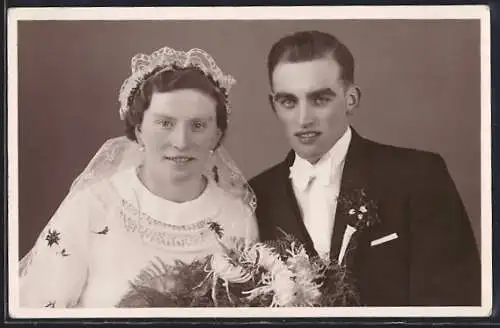 Foto-AK Frisch vermähltes junges Paar, Braut mit Schleier und Blumenstrauss