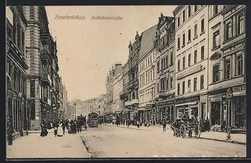 AK Saarbrücken, Bahnhofstrasse mit Geschäften und Fuhrwerken
